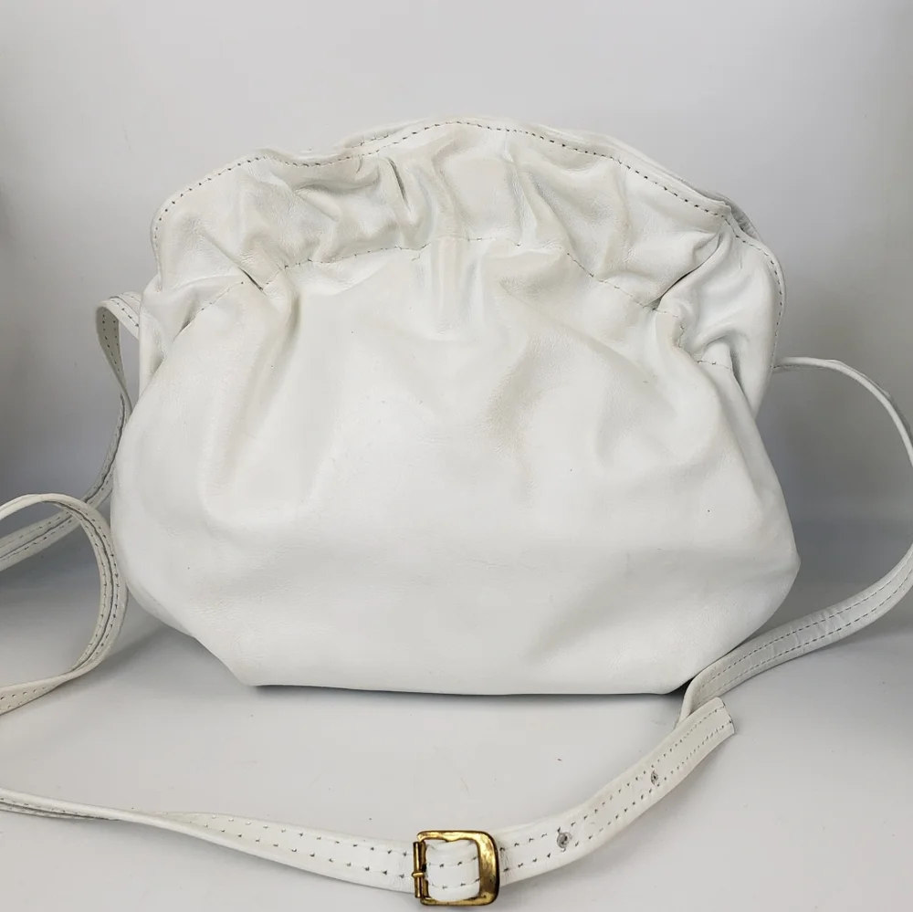 White Crossbody Ruffled Clam Shell Magnet Closure Classic Vintage Coastal 8x7
